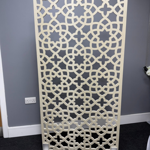 Splitex Pro backdrop panel holder stands holding round top backdrop panel with aluminium base supports